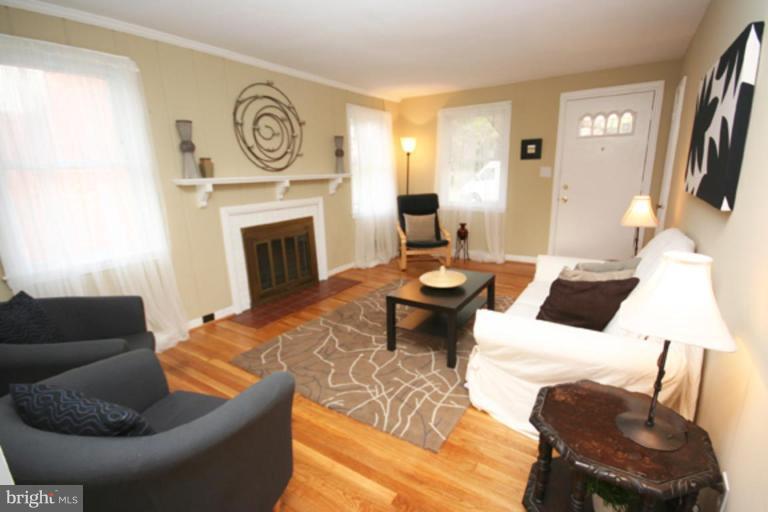 9410 Ocala Street Silver Spring, MD 20901 - Photo 3 of 20 Living Room
