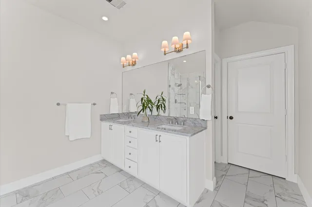 $425,000 | 8818 Hollywood Garden Lane, Houston, TX 77080