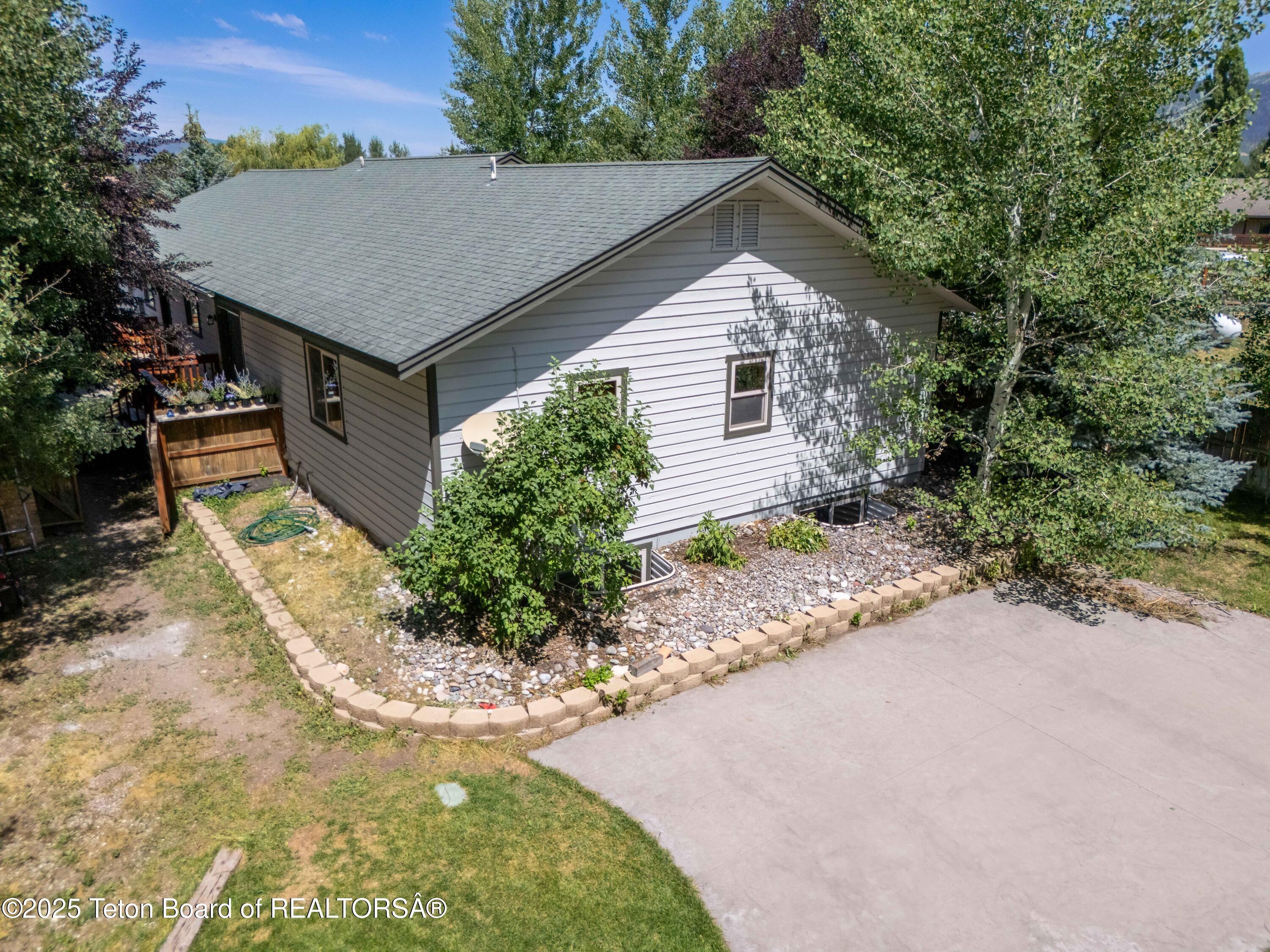 404 Snake River Drive Alpine, WY 83128 - Photo 3 of 51 404 Snake River_0122_D