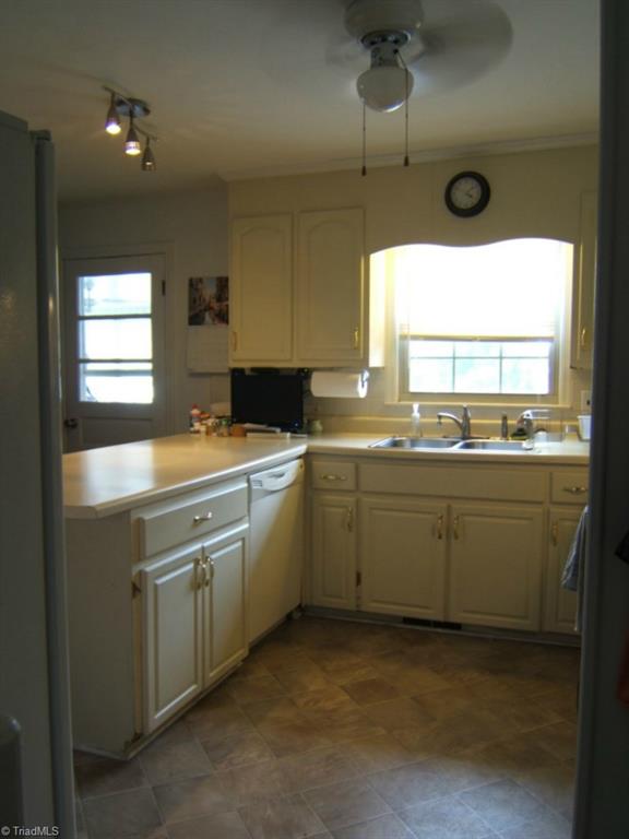 2991 Hickory Tree Road Winston-Salem, NC 27127 - Photo 5 of 26 Natural light in kitchen, overlooks back yard.