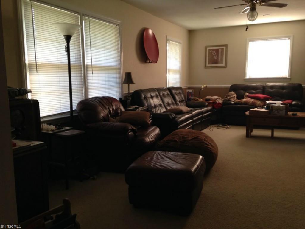2991 Hickory Tree Road Winston-Salem, NC 27127 - Photo 8 of 26 Nice big living room on main level.