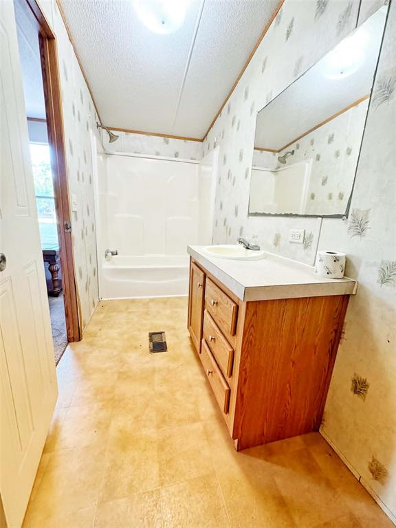 612 Morgan Road Winter Haven, FL 33880 - Photo 11 of 38 a bathroom with a sink a mirror and a bathtub
