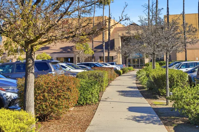 a view of a pathway with a pathway