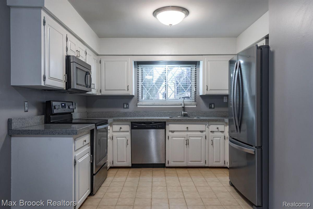 1898 Allenway Court Rochester, MI 48309 - Photo 13 of 33 Kitchen