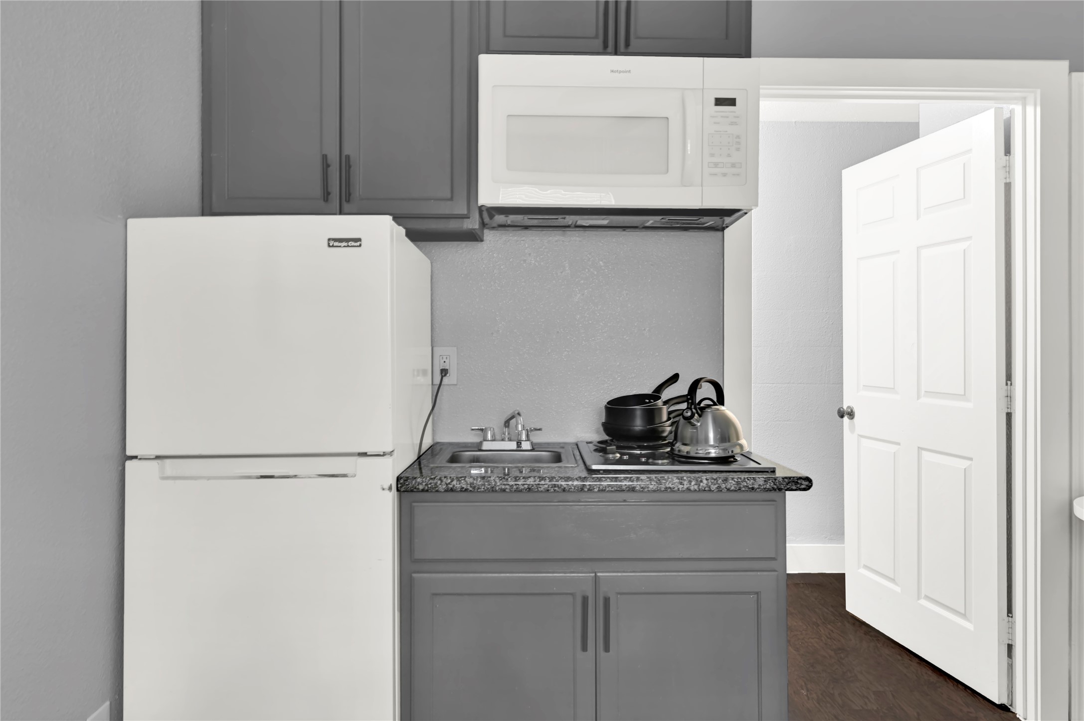 3714 Dabney Street, Unit 7 Houston, TX 77026 - Photo 9 of 15 a kitchen with a refrigerator and a stove