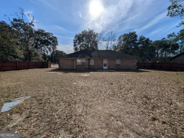 a view of a yard with a house