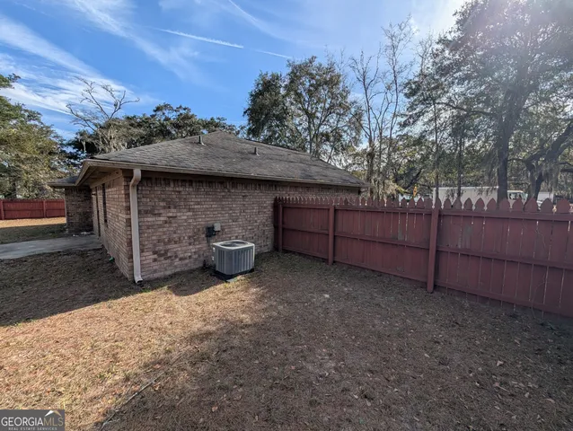 a view of a backyard