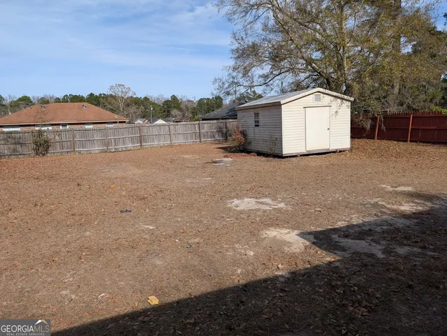 a view of a backyard