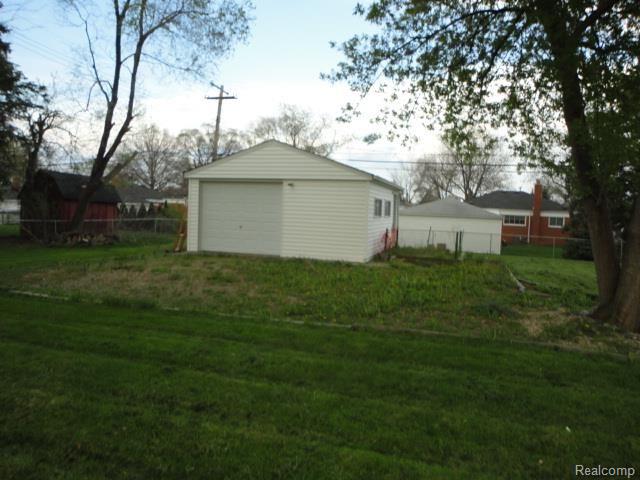 18363 Stephens Road Eastpointe, MI 48021 - Photo 15 of 18 DSC03750.jpg