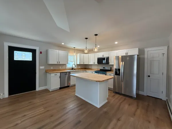 $500,000 | 9 Raspberry Hill Road, Mechanic Falls, ME 04256