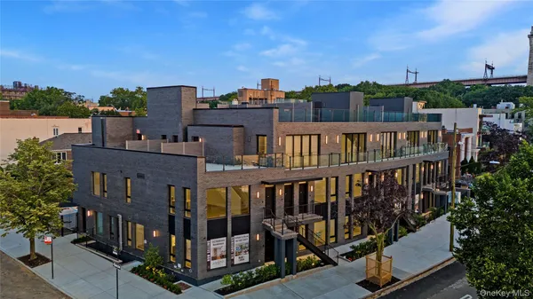 $1,399,000 | 21-31 Shore Boulevard, Unit 3 | Astoria