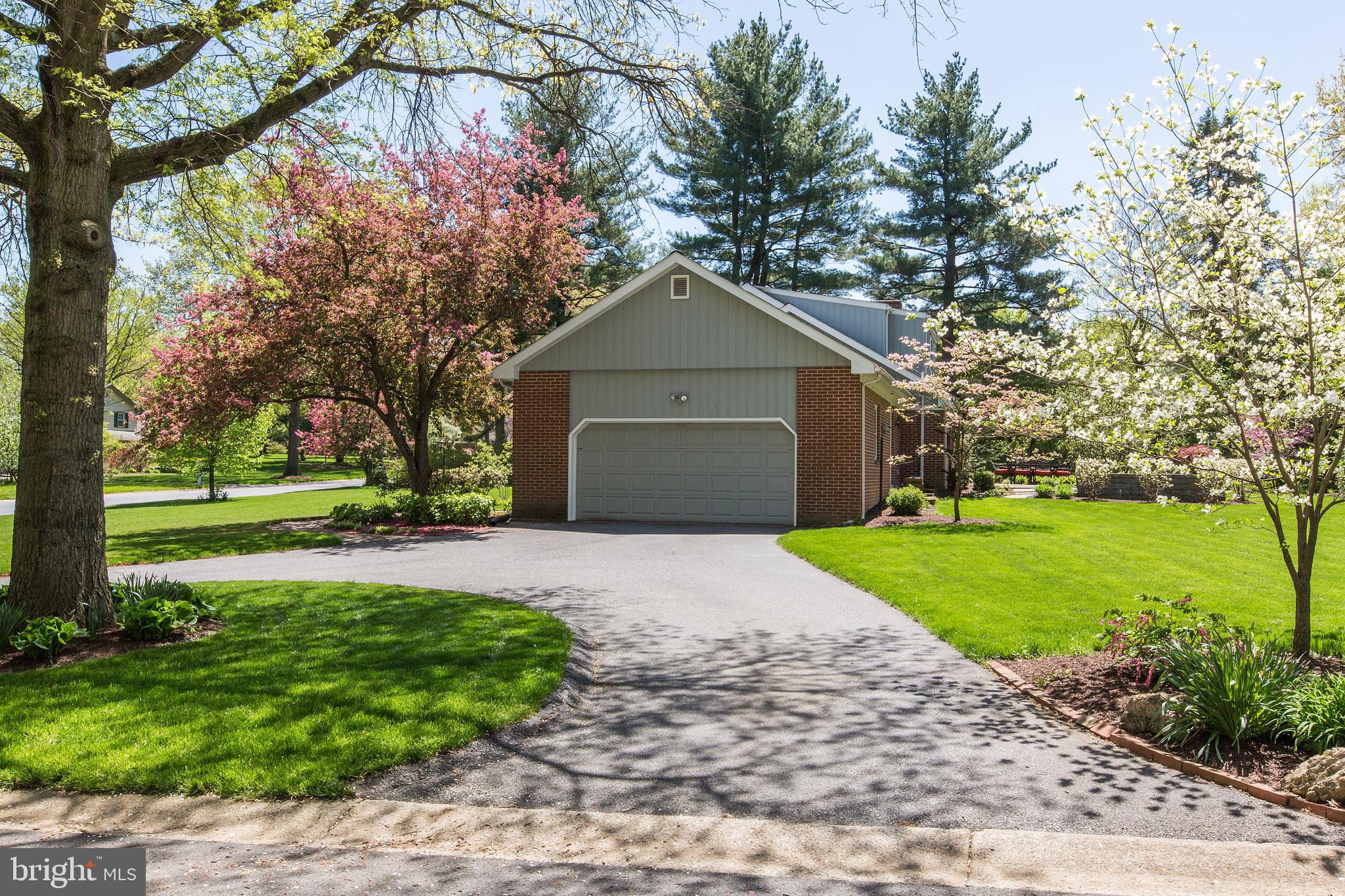 2750 Old Orchard Road Lancaster, PA 17601 - Photo 5 of 73 2-car garage with semi-circular drive