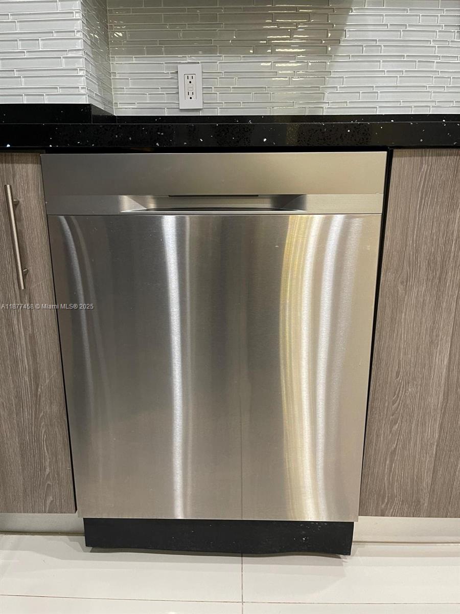 2801 Northeast 183rd Street, Unit 1909W Aventura, FL 33160 - Photo 5 of 17 a view of washer and dryer