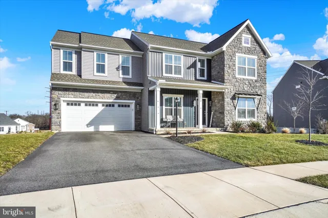 $599,900 | 2072 North Autumn Chase Drive, Mechanicsburg, PA 17055
