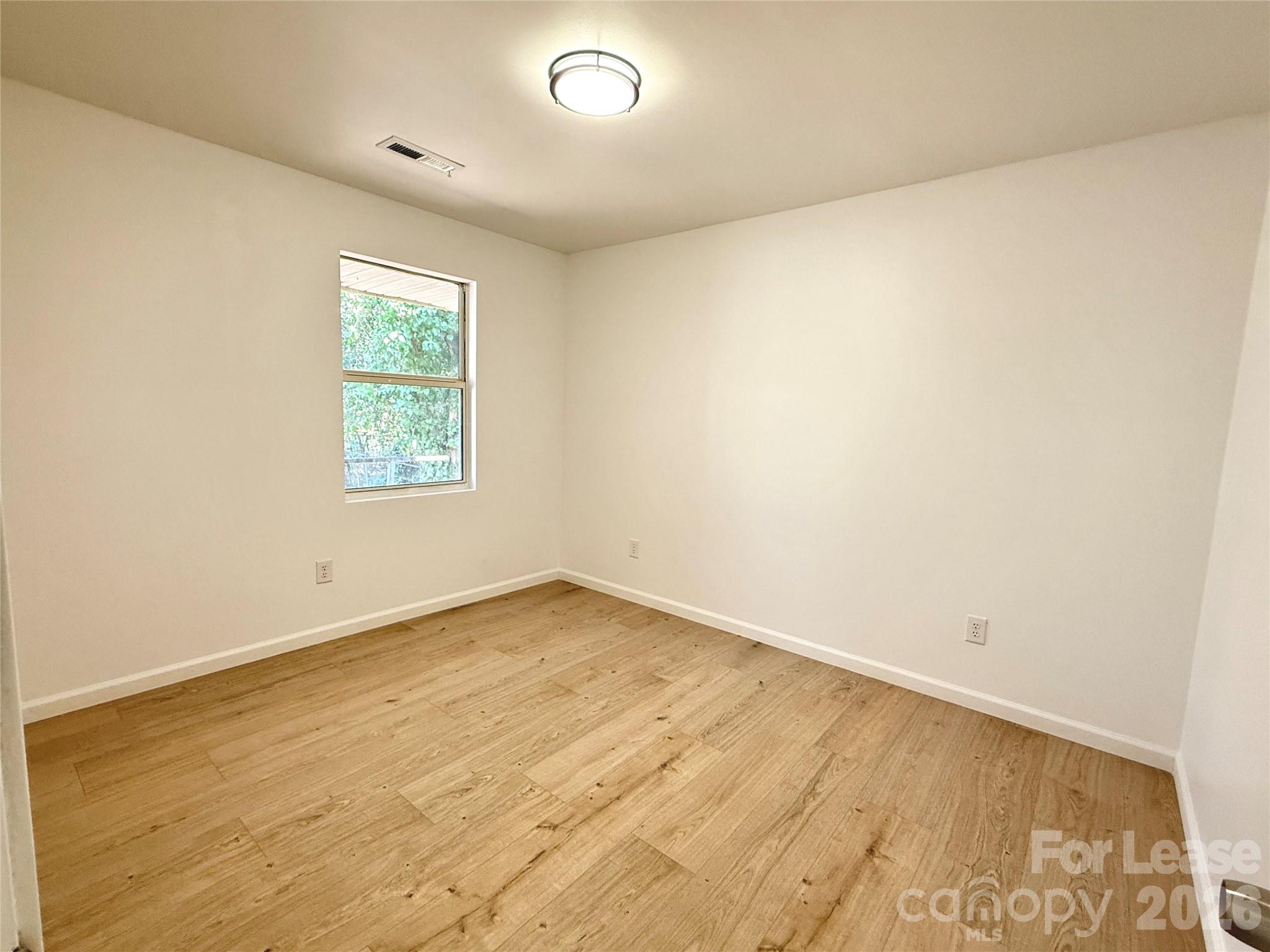 541 East Woodlawn Road Charlotte, NC 28209 - Photo 9 of 12