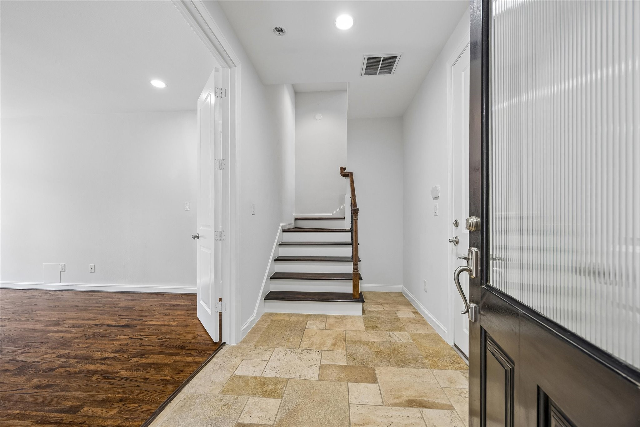 911 Queen Annes Road Houston, TX 77024 - Photo 4 of 37 Gallery Image 4