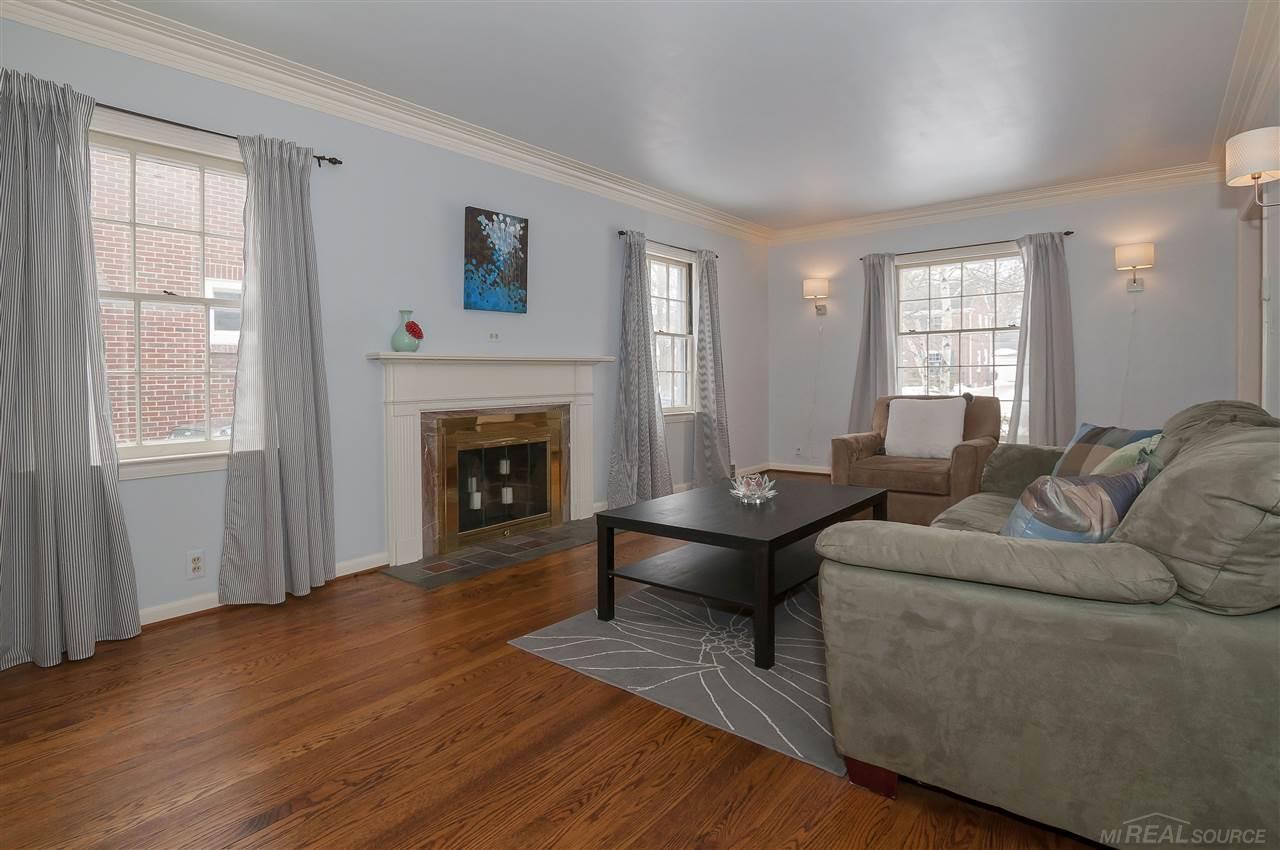 1010 Roslyn Road Grosse Pointe, MI 48236 - Photo 6 of 35 31340445-5.JPG