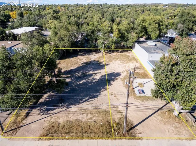 a view of a back yard of the house