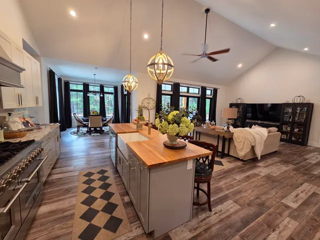 $1,150,000 | 123 Oxbow Lane, Conway, NH 03818