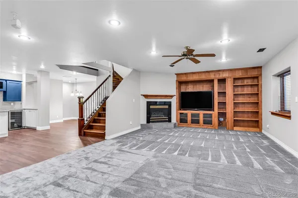 a view of a livingroom with furniture and a ceiling fan