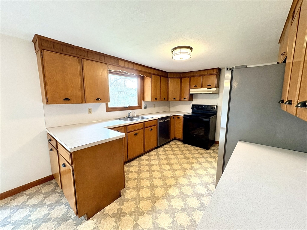 135 Pelham Road Amherst, MA 01002 - Photo 8 of 22