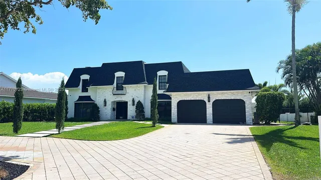 a view of a house with a yard
