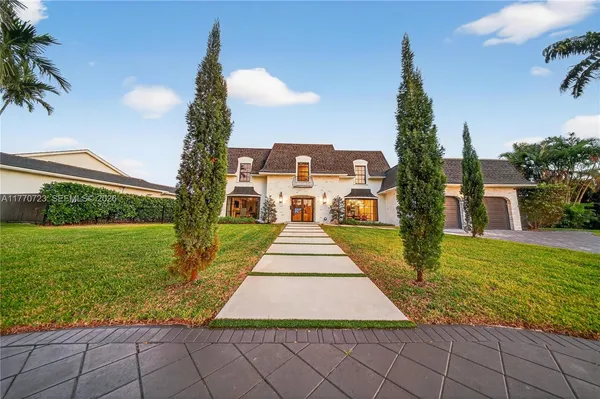 a view of a yard with plants