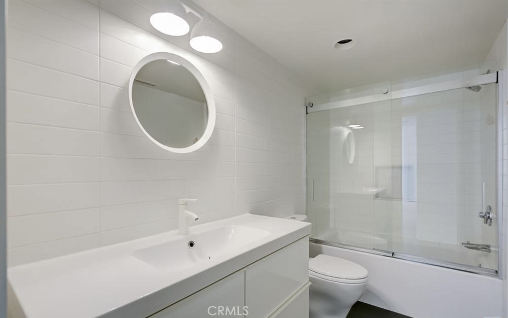34028 Selva Road, Unit 77 Dana Point, CA 92629 - Photo 27 of 62 Secondary/guest bathroom - also stunning featuring shower & bathtub combo