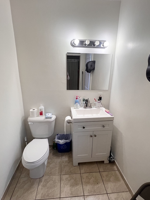 18 Greenacre Square Springfield, MA 01105 - Photo 5 of 22 a bathroom with a toilet sink and mirror