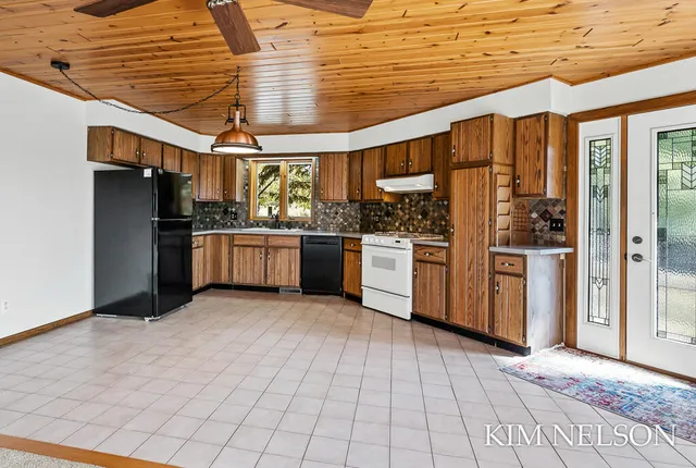 $495,000 | 925 South Lake Street, Whitehall, MI 49461