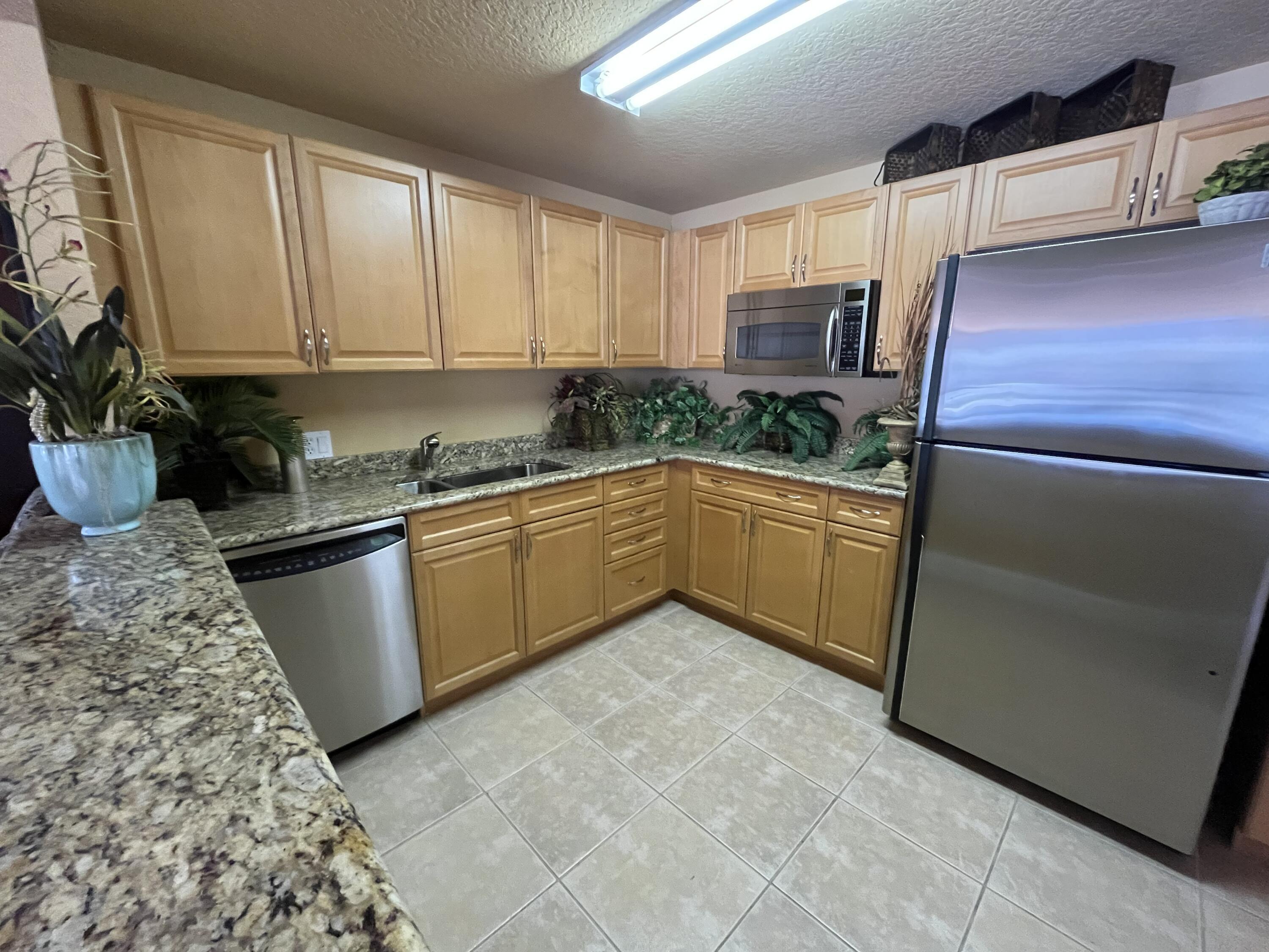 1000 Spanish River Road, Unit 1F Boca Raton, FL 33432 - Photo 27 of 29 Common Area Kitchen Space