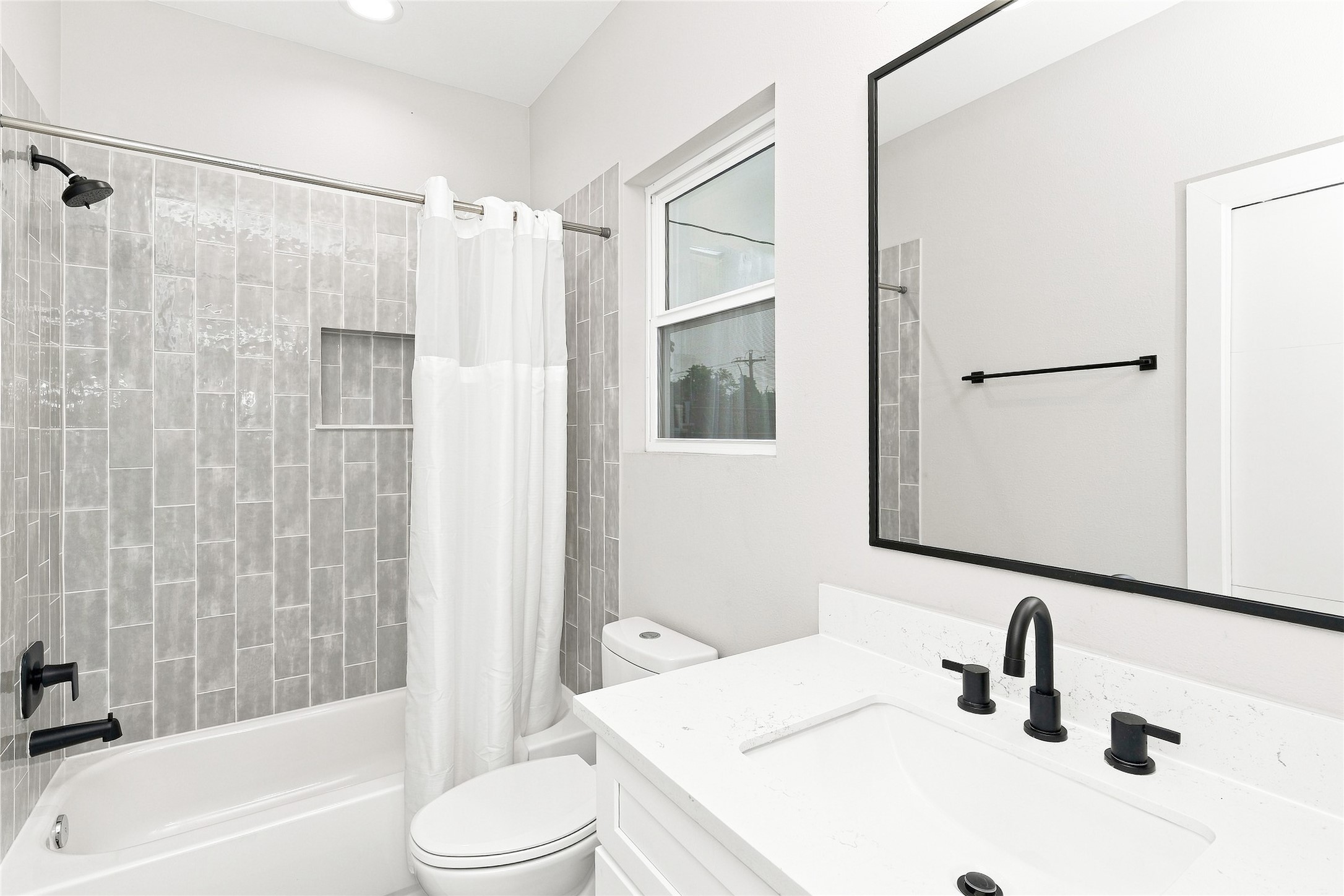 8324 Curry Road Houston, TX 77093 - Photo 14 of 16 Bathroom