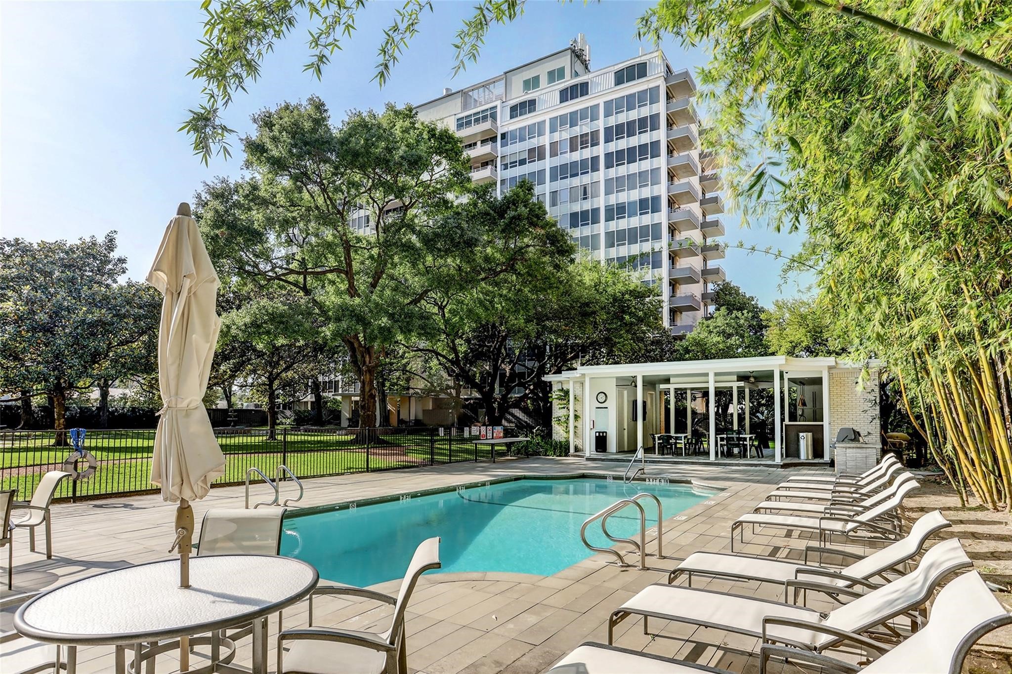 2701 Westheimer Road, Unit 5GH Houston, TX 77098 - Photo 6 of 24 Pool and patio