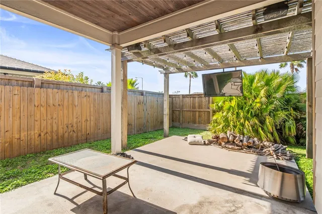 a view of a backyard