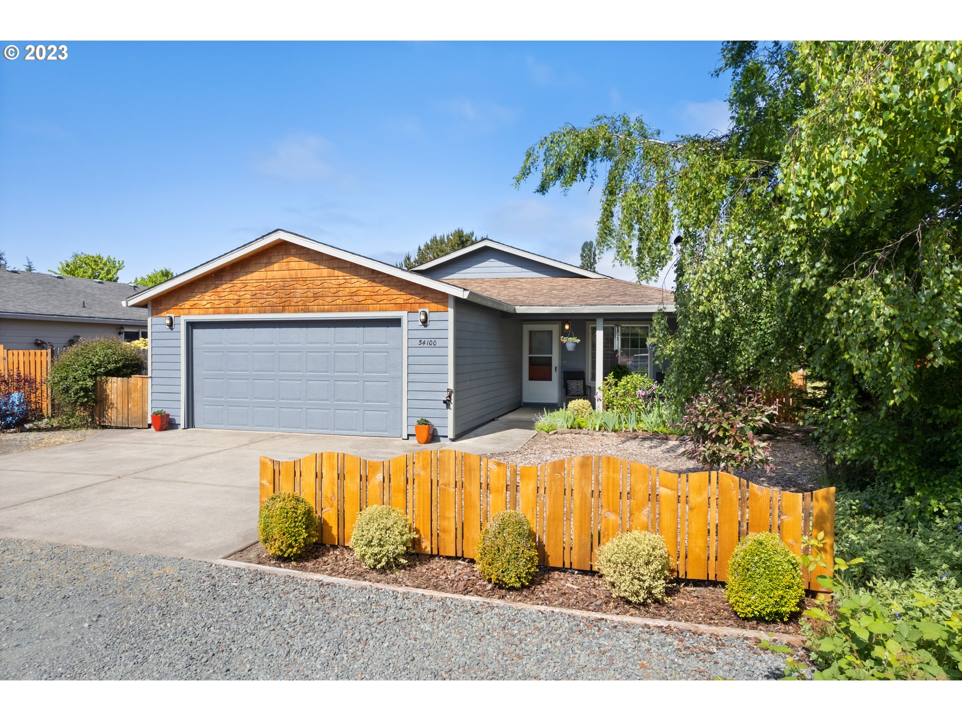 a view of a house with backyard and sitting area