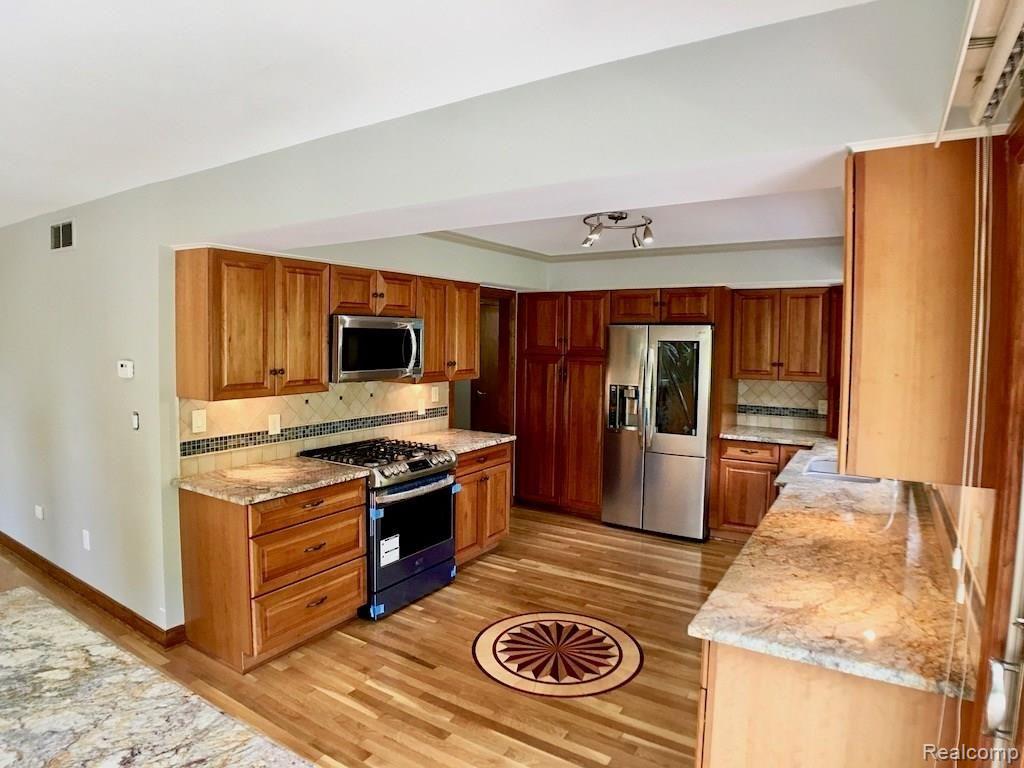 2245 Addaleen Road Highland, MI 48357 - Photo 15 of 50 17-Kitchen.jpg