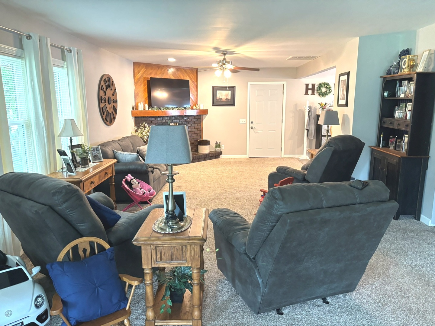 440 North Indiana Avenue Salem, IL 62881 - Photo 2 of 15 a living room with furniture and a wooden floor