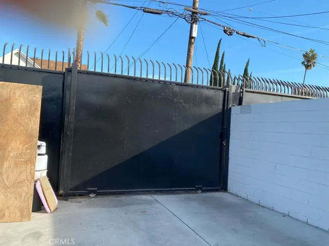 a view of livingroom with furniture