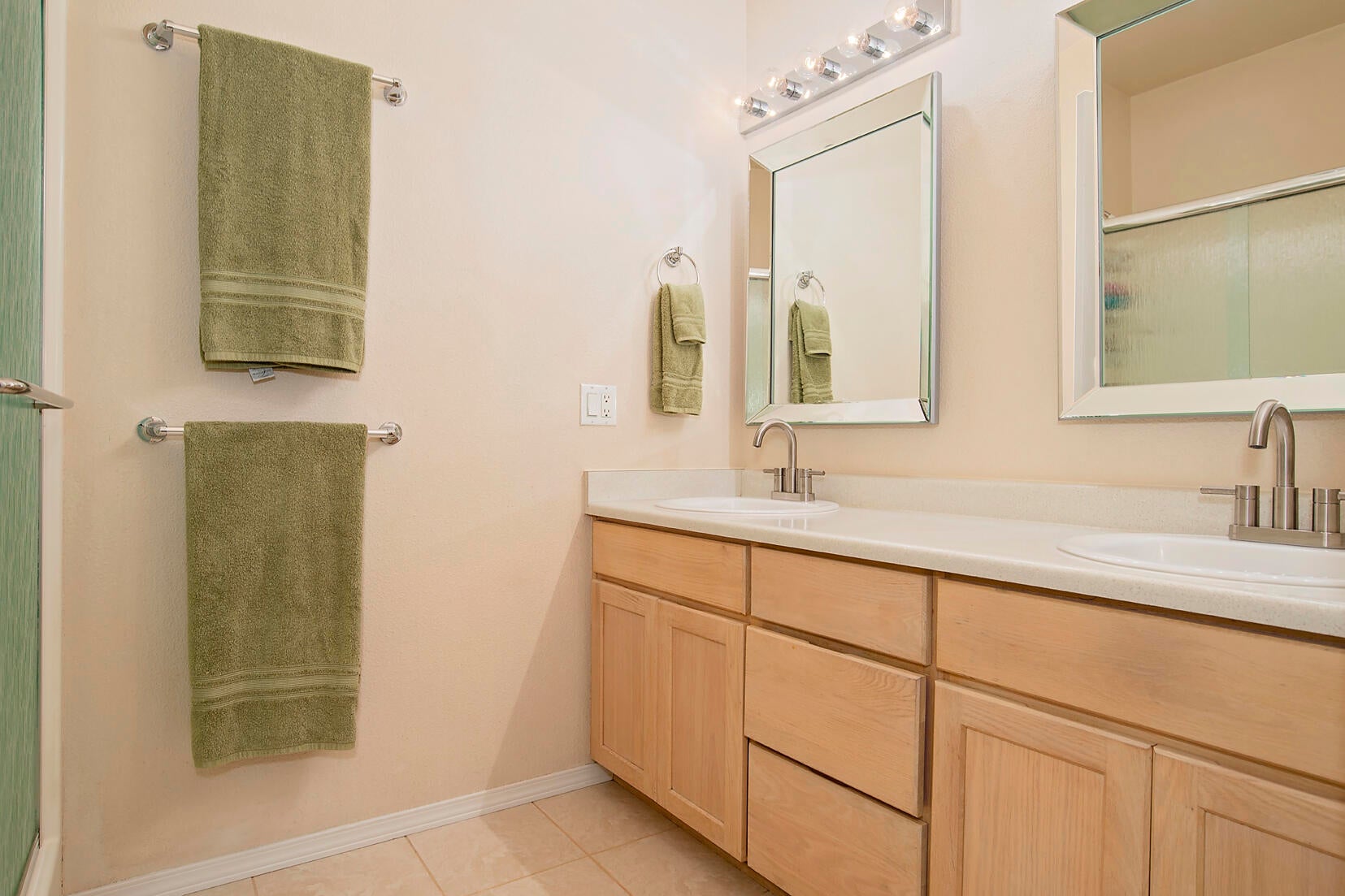 646 Raven Road Central Point, OR 97502 - Photo 48 of 74 Master Bath