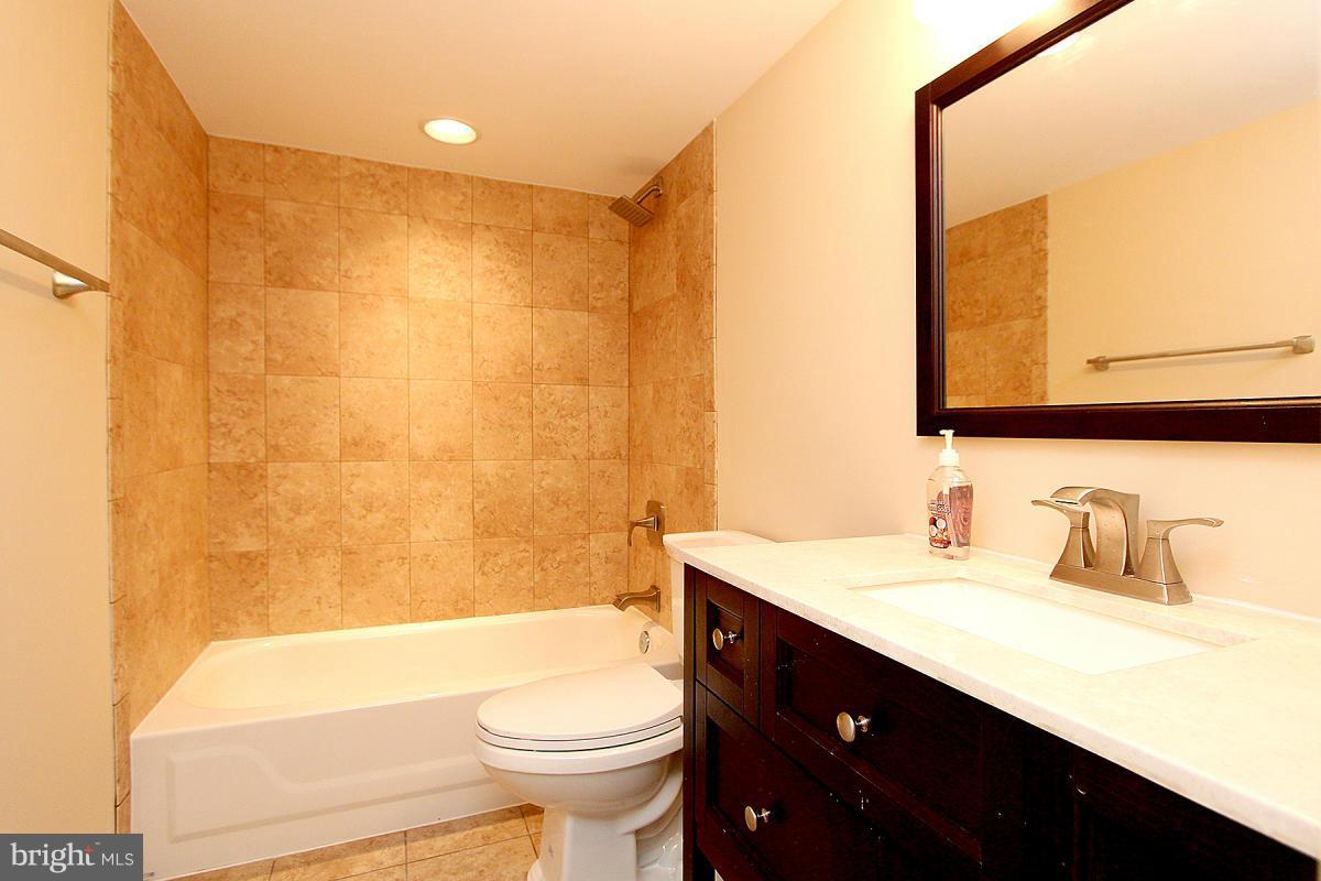 9208 Huntmaster Road Gaithersburg, MD 20882 - Photo 27 of 30 Bath