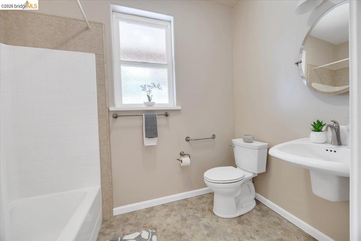 18180 Robin Ridge Road Sonora, CA 95370 - Photo 38 of 88 Full Bathroom off of Laundry Room