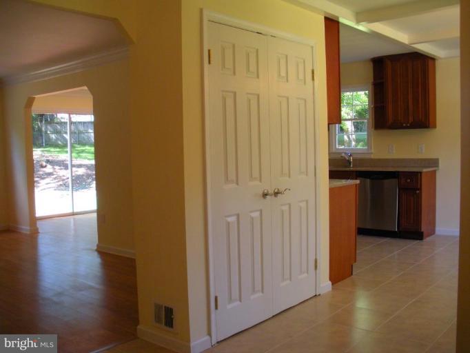 13724 Lockdale Road Silver Spring, MD 20906 - Photo 5 of 30 Entrance / Foyer