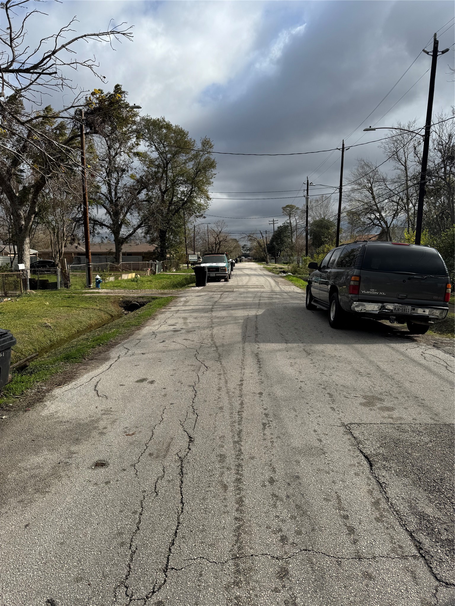 5419 Pardee Street Houston, TX 77026 - Photo 3 of 5 a car parked on the side of the road