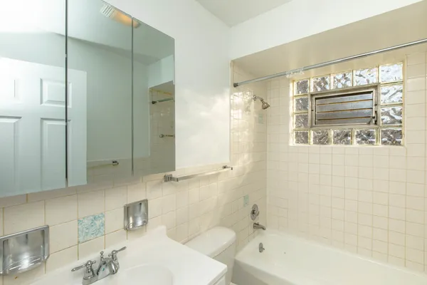 $2,300 | 2005 West Touhy Avenue, Unit 105, Chicago, IL 60645