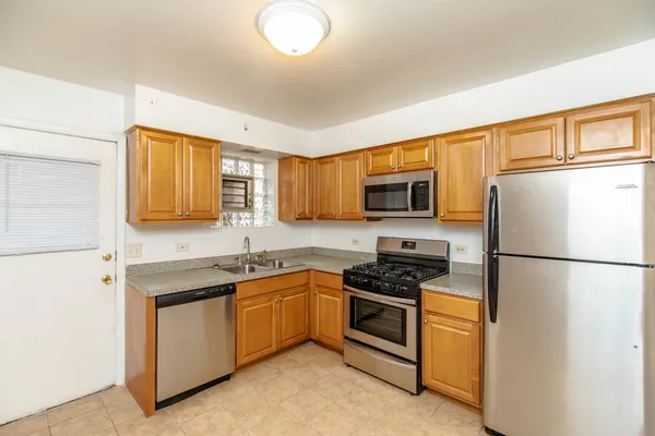 $2,300 | 2005 West Touhy Avenue, Unit 105, Chicago, IL 60645