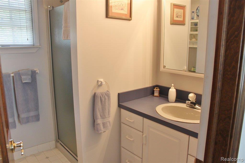 8740 Clement Road Clarkston, MI 48346 - Photo 15 of 27 Bedroom 3 ensuite bath