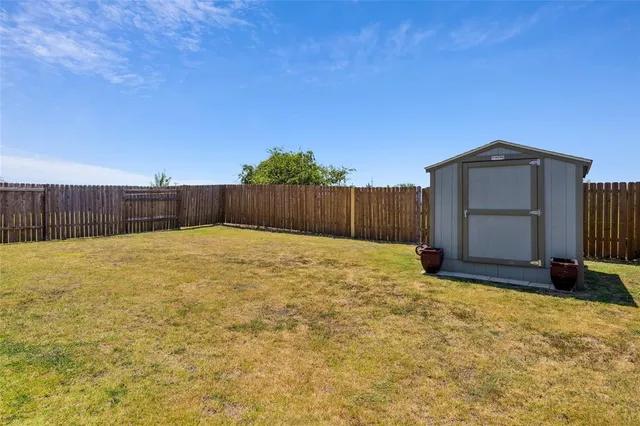 a view of a backyard