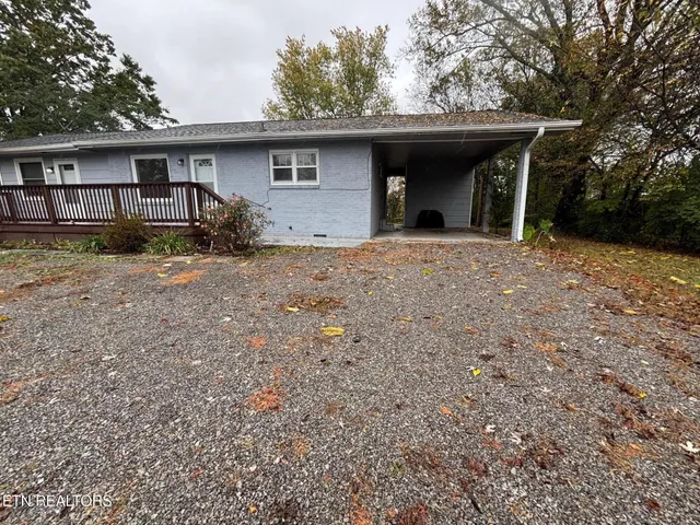 a view of a house with yard and garage