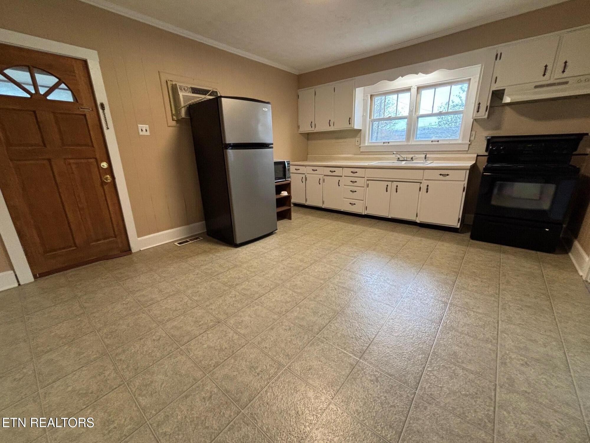 7005 Washington Pike, Unit A Corryton, TN 37721 - Photo 8 of 17 a big room with closet and a window