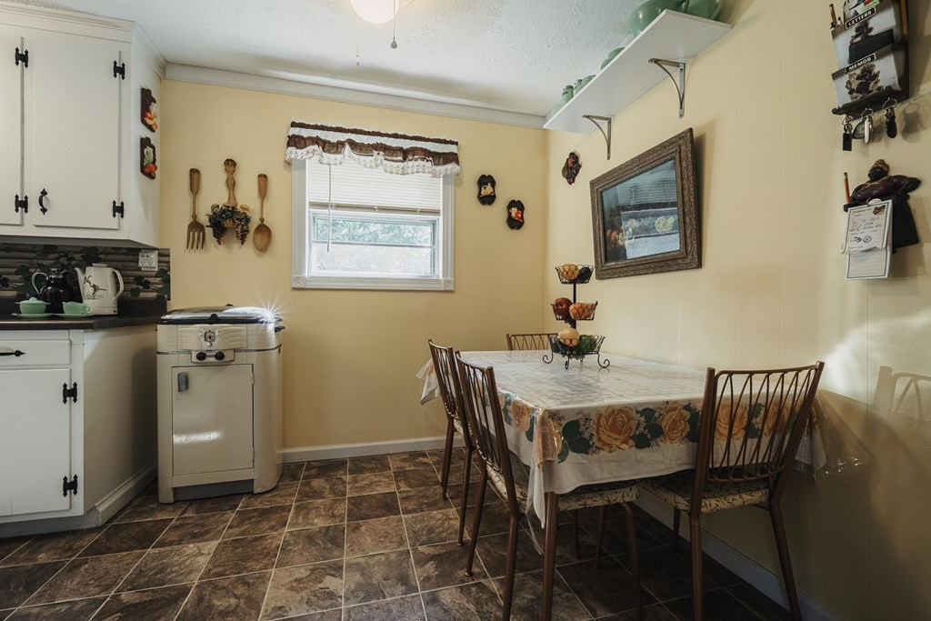 622 Lower Bogard Road Newport, TN 37821 - Photo 17 of 34 a view of a dining room with furniture and a kitchen